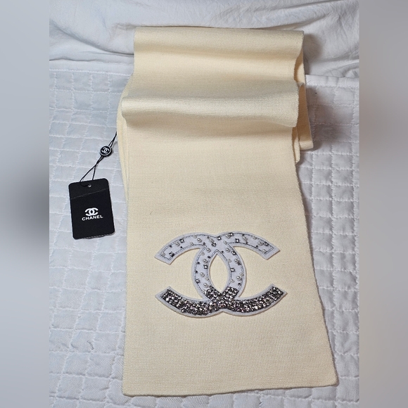 CHANEL Cashmere And Silk Cream Knit Scarf with Pearl Logo Embellishments NWT - Picture 2 of 10